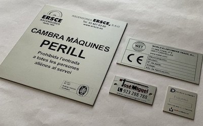 Imagem de diferentes placas metálicas publicitárias