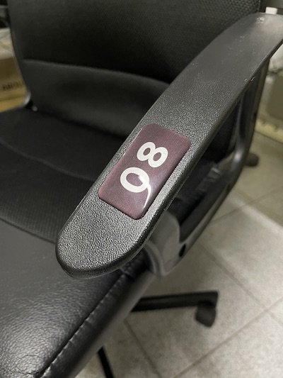Adesivo aderido a um apoio de braço com superfície rugosa