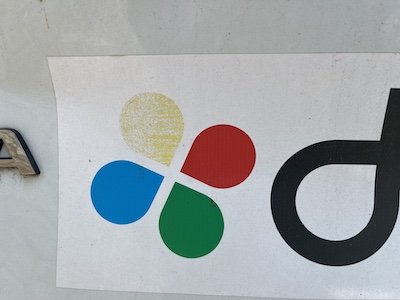 Adesivo de vinil colado na porta traseira de um veículo