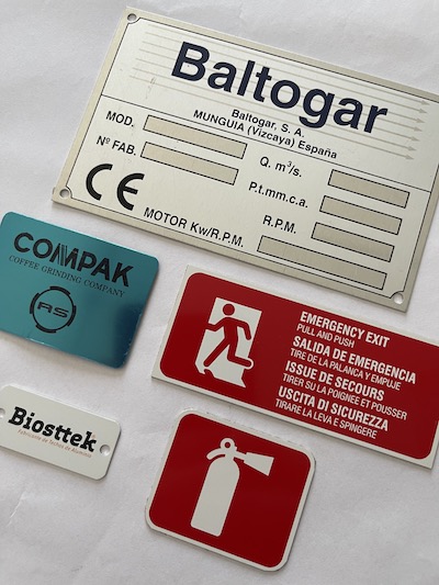Imagem de diferentes placas de metal/alumínio impressas