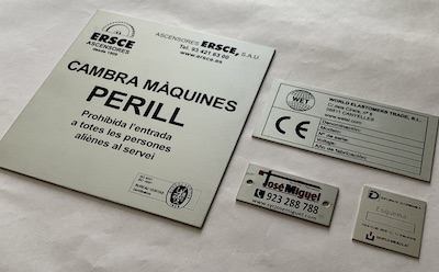 placa-publicitaria Imagem de diferentes placas metálicas publicitárias